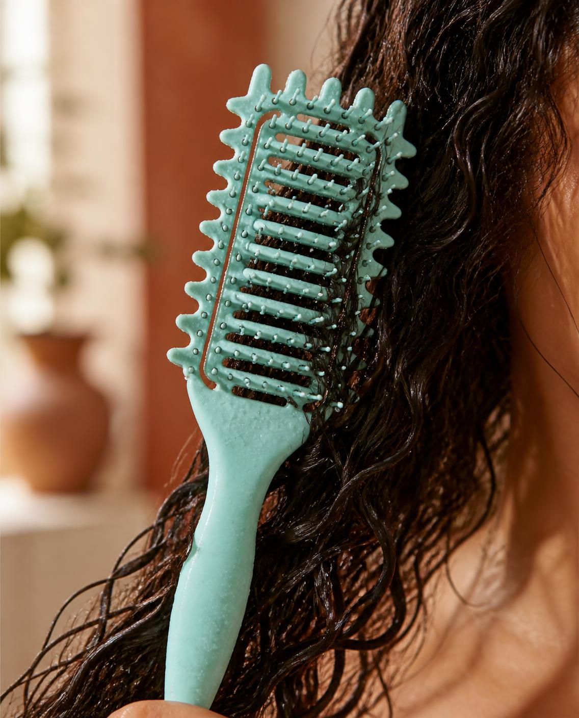 Brosse définition Volute passée dans des boucles mouillées