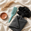 Kit Boucles Définies Volute : brosse définition, serviette microfibre et bonnet en satin